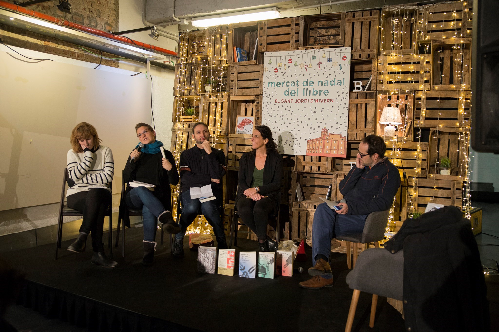Eugènia Broggi, Laura Huerga, Aniol Rafel, Maria Sempere, amb Bernat Puigtobella al combat d'editorials Eugènia Broggi, Laura Huerga, Aniol Rafel, Maria Sempere, amb Bernat Puigtobella al combat d'editorials