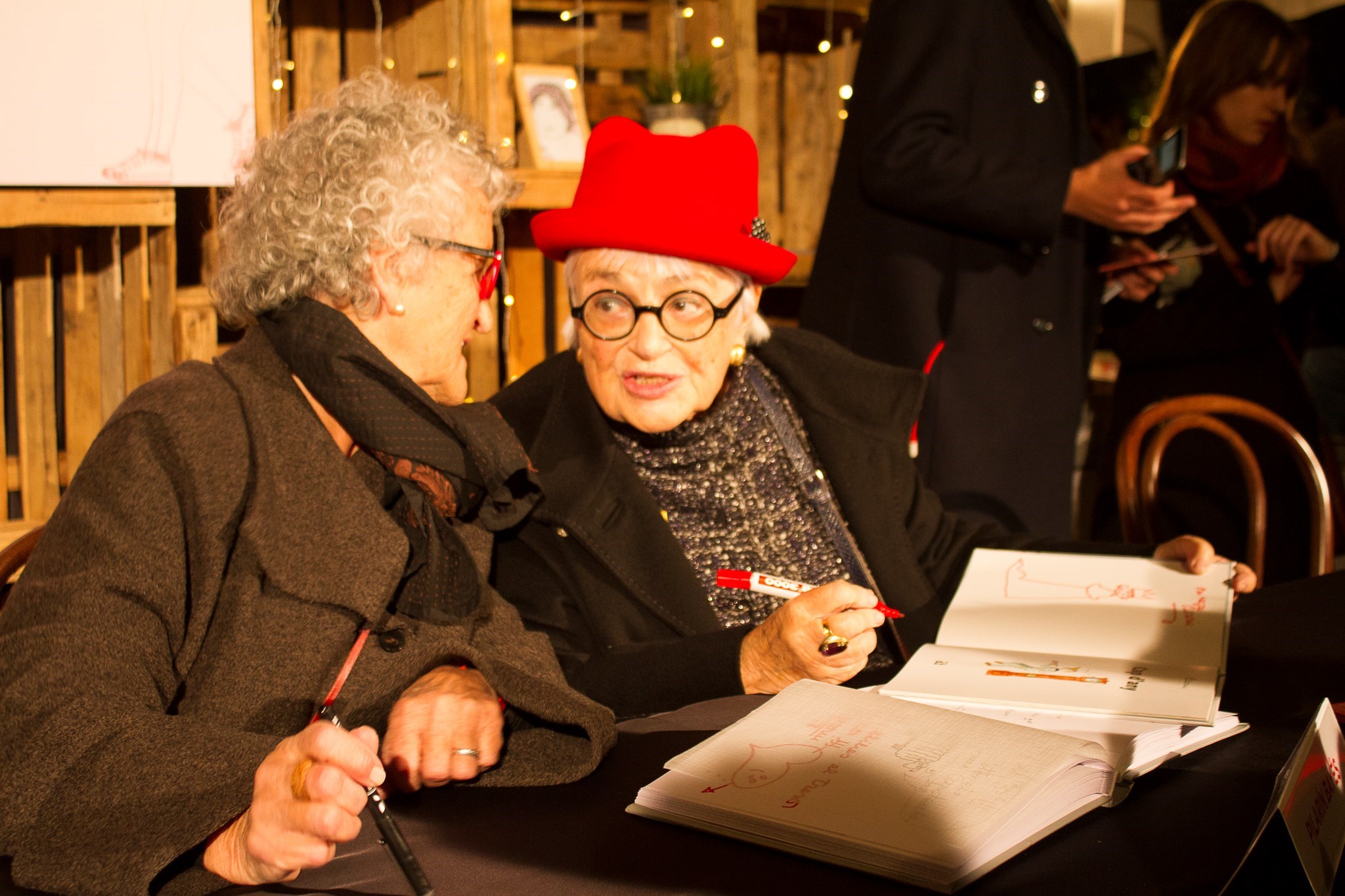 Roser Capdevila i Pilarín Bayés signant llibres Roser Capdevila i Pilarín Bayés signant llibres