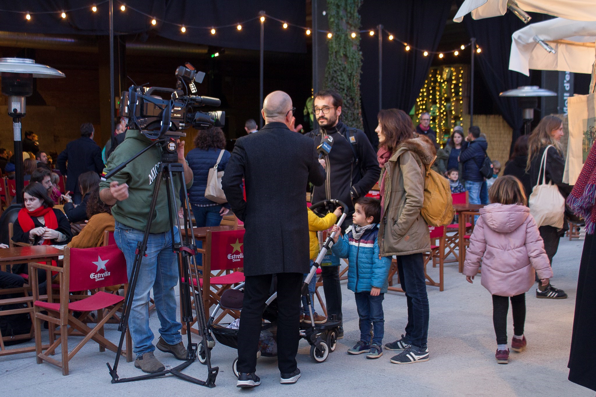 Tv3 entrevistant als assistents Tv3 entrevistant als assistents