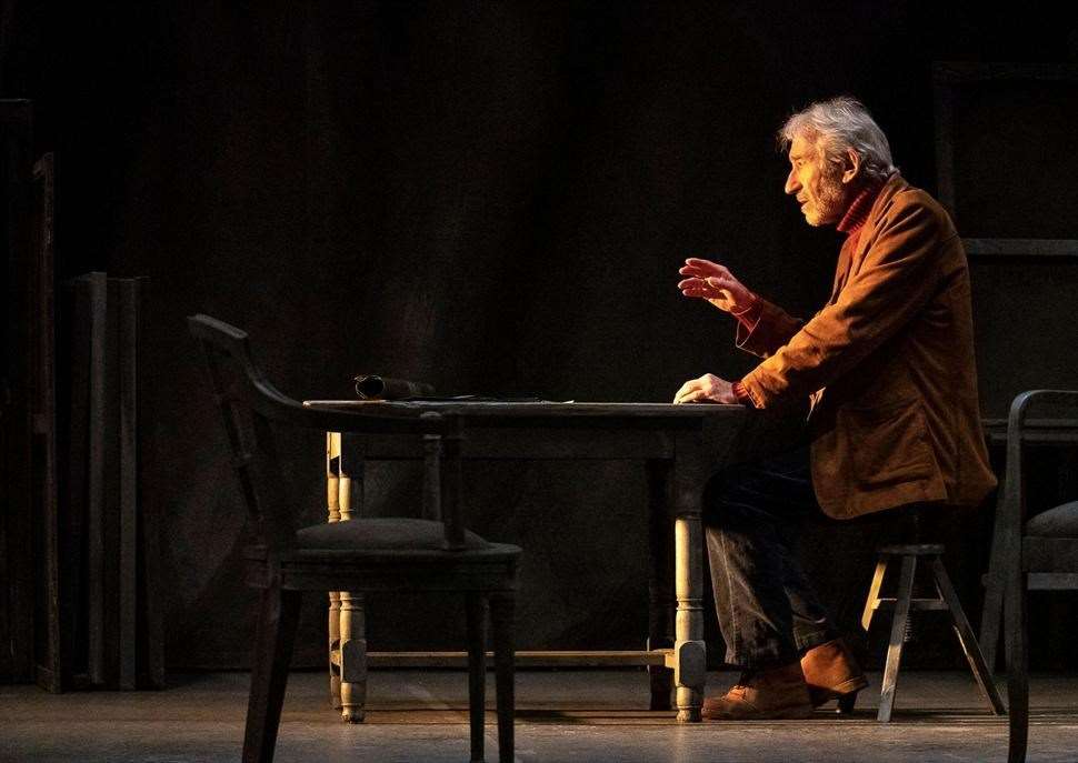 Señora de rojo sobre fondo gris - Teatre Romea