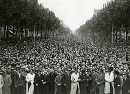 <p><em>Manifestaci&oacute;n antifascista y por la libertad organizada por la Generalitat de Catalu&ntilde;a, 1934. P&eacute;rez de Rozas. Ayuntamiento de Barcelona</em></p>
