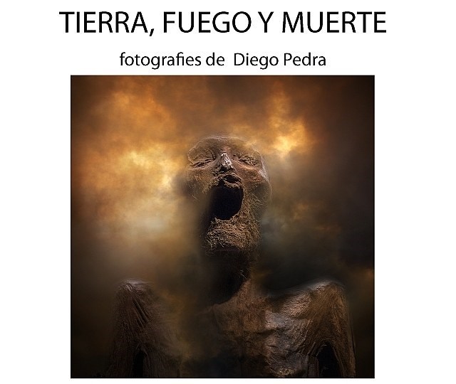 <p>Tierra, fuego y muerte. Fotografies de Diego Pedra.</p>
