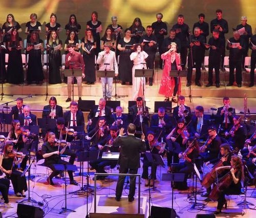La Simfònica de Cobla i Corda de Catalunya amb Manu Guix, Elena Gadel, Miki Núñez i La Pau